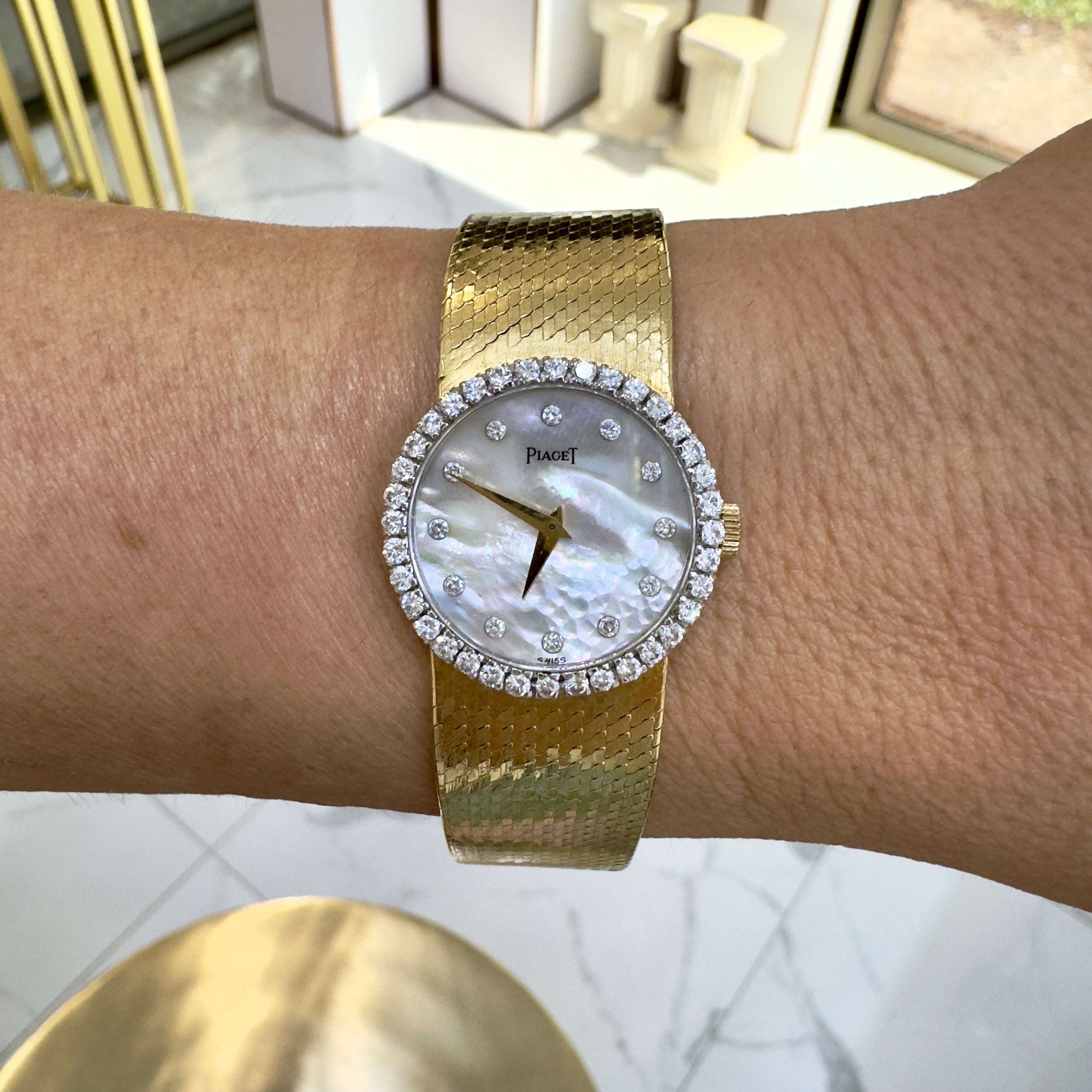 Vintage Piaget Dancer 26MM 9706 B2 18K Gold Diamond Mother of Pearl Dial Watch