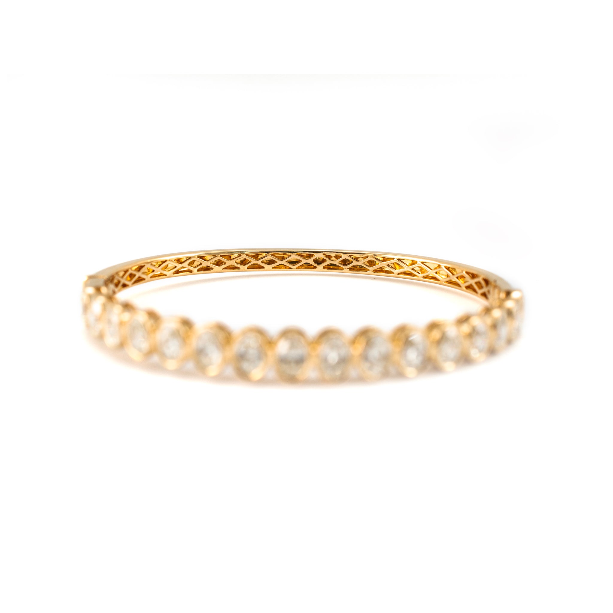 18K Yellow Gold 5.02ct Graduated Oval Bezel Diamond Hinged Bangle Bracelet