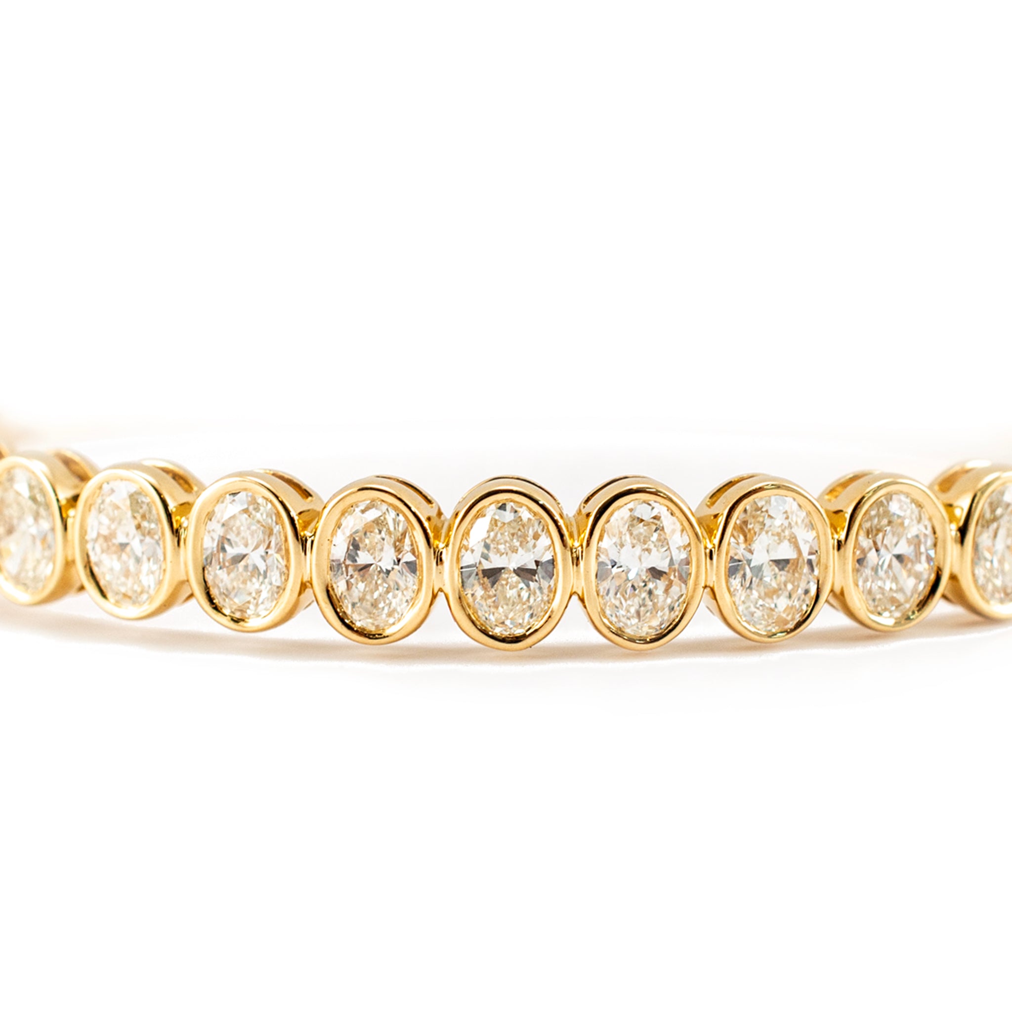 18K Yellow Gold 5.02ct Graduated Oval Bezel Diamond Hinged Bangle Bracelet