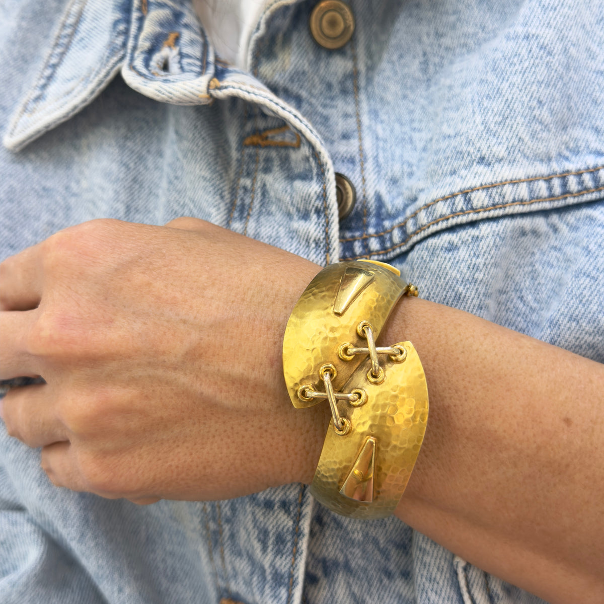 Vintage 18K Yellow Gold Criss-Cross Hammered Wide Bold Statement Bangle Bracelet