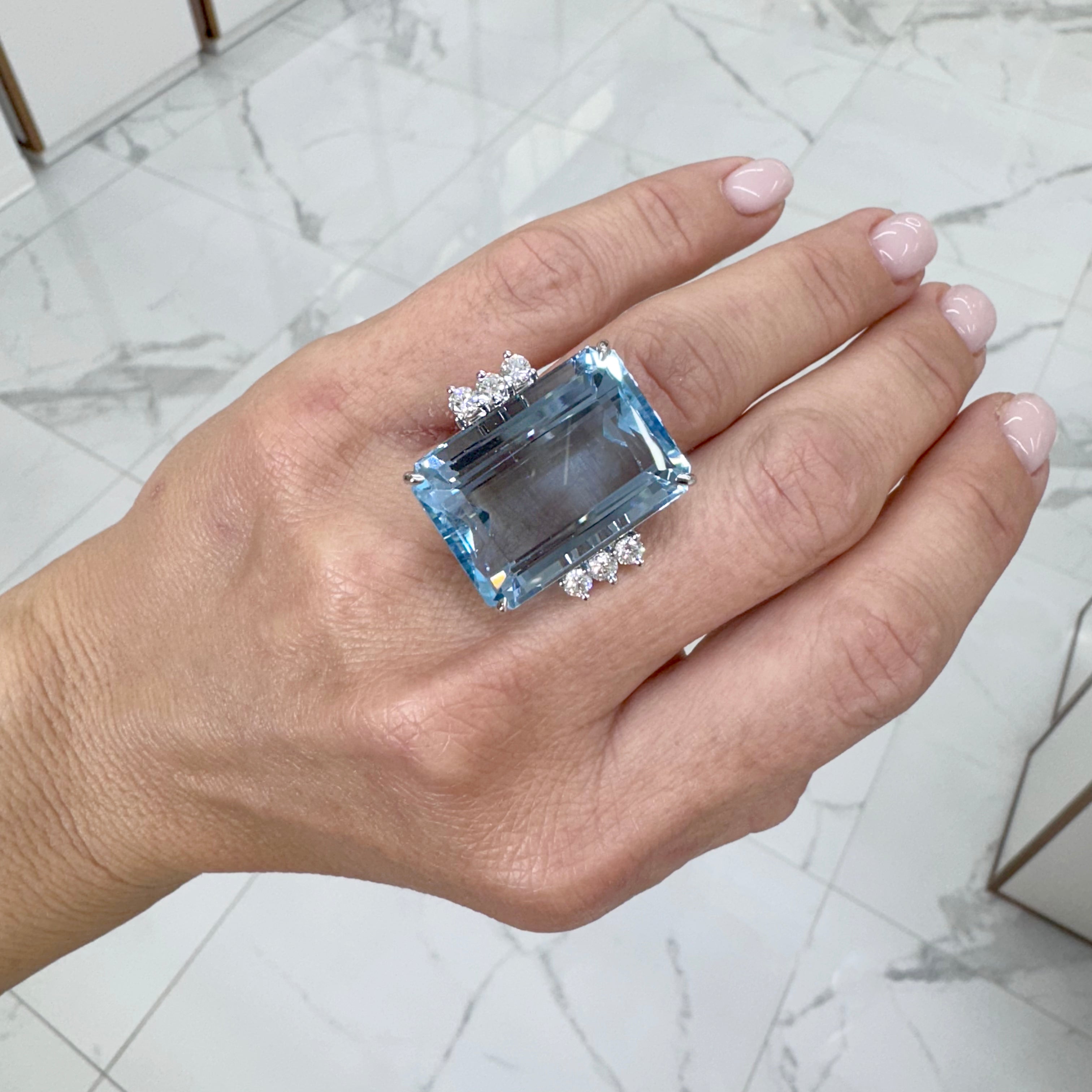 Vintage Ladies 18K White Gold 41.38ct Aquamarine Six Diamond Cocktail Ring
