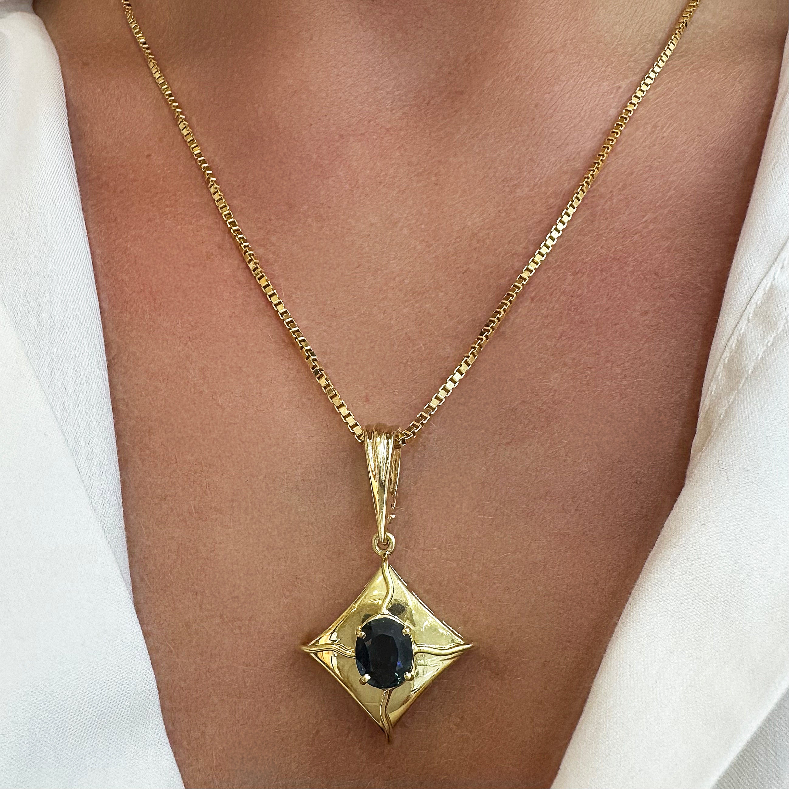 Vintage 18K Yellow Gold Blue Sapphire Triangular Star Pendant Necklace