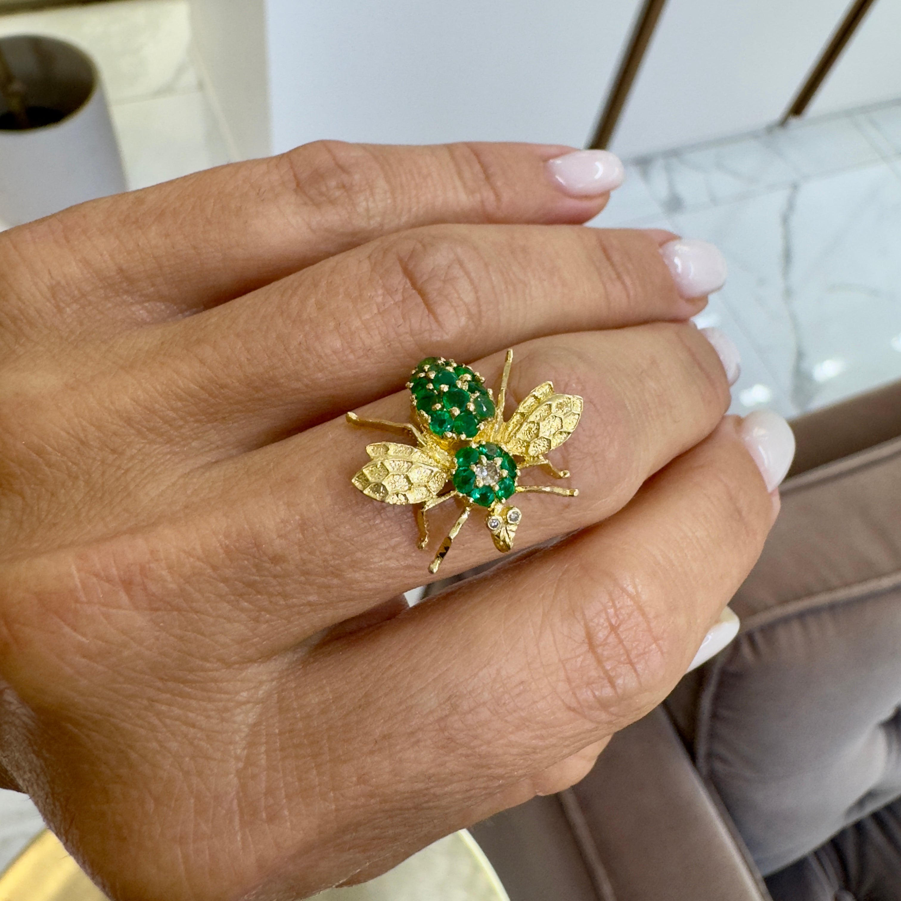 Vintage 18K Yellow Gold Green Emeralds Diamond Bee Pendant
