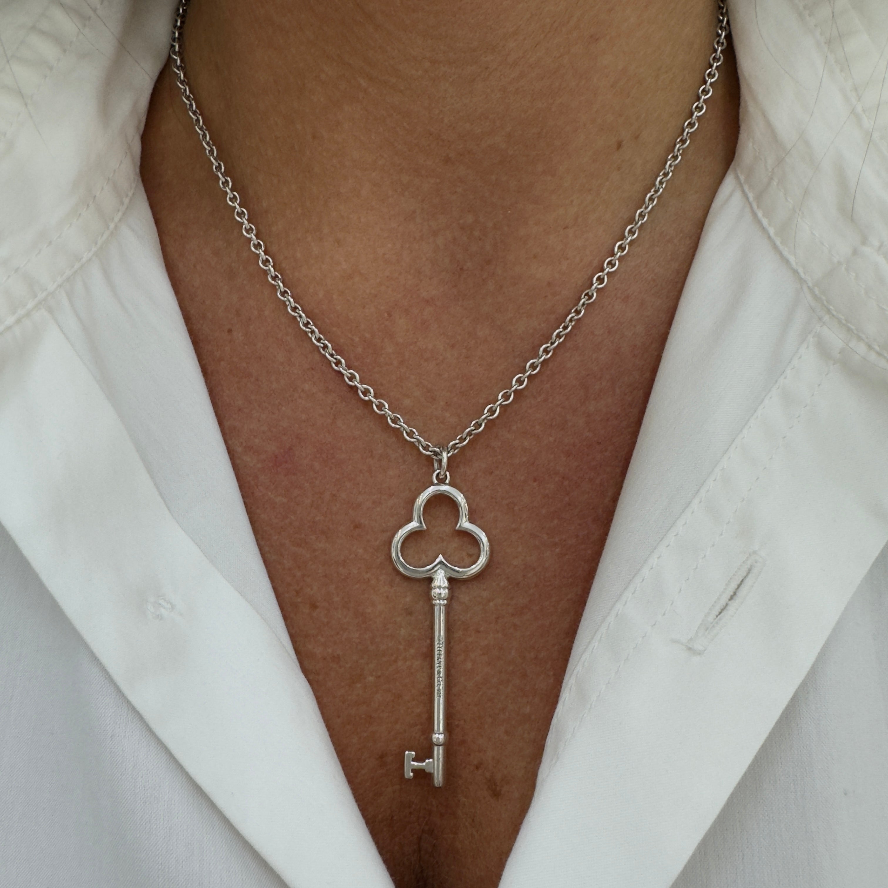 Ladies Tiffany & Co. 925 Sterling Silver Clover Trefoil Key Pendant Necklace