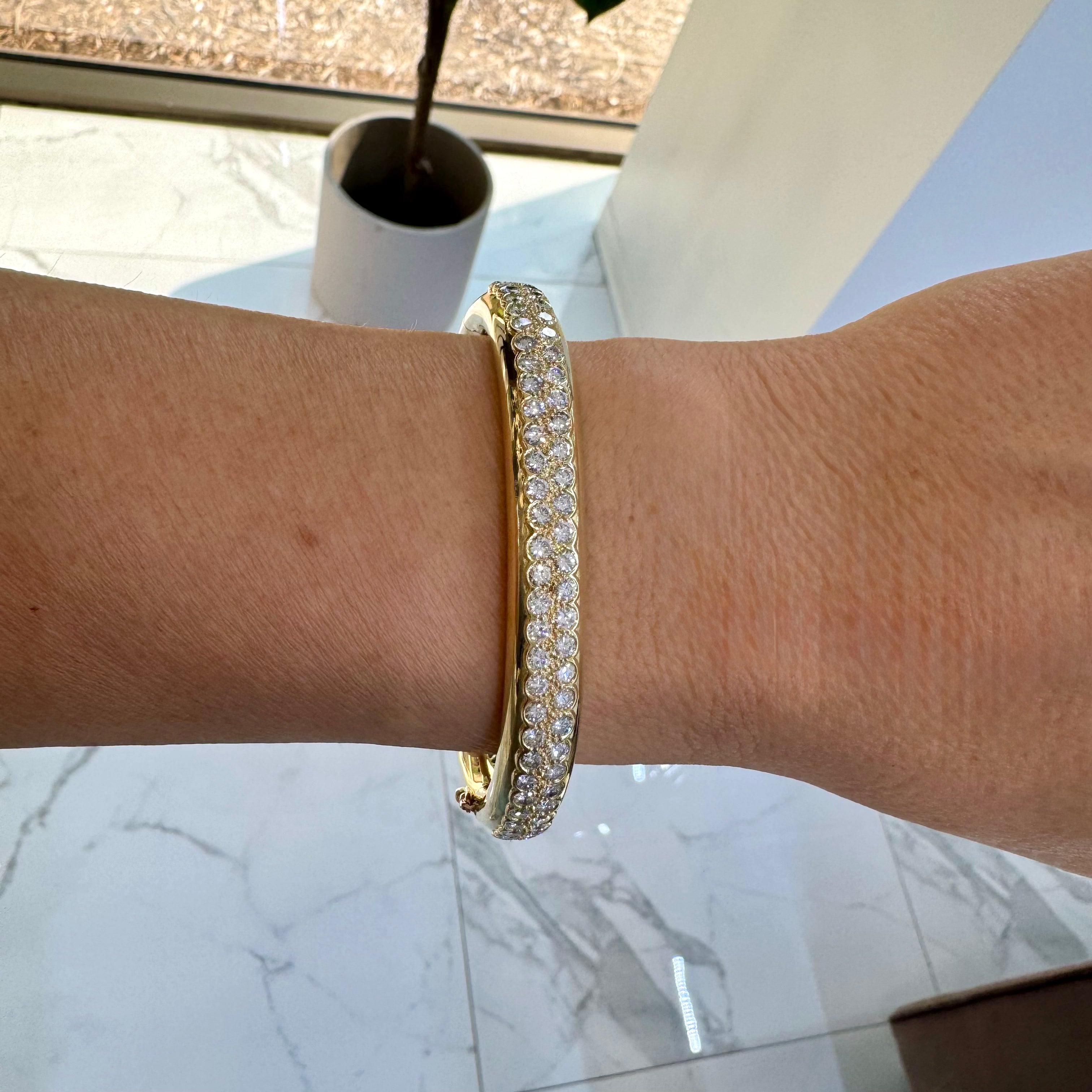 Vintage Swiss 18K Yellow Gold 4.50ct Pave Diamond Hinged Rounded Bangle Bracelet