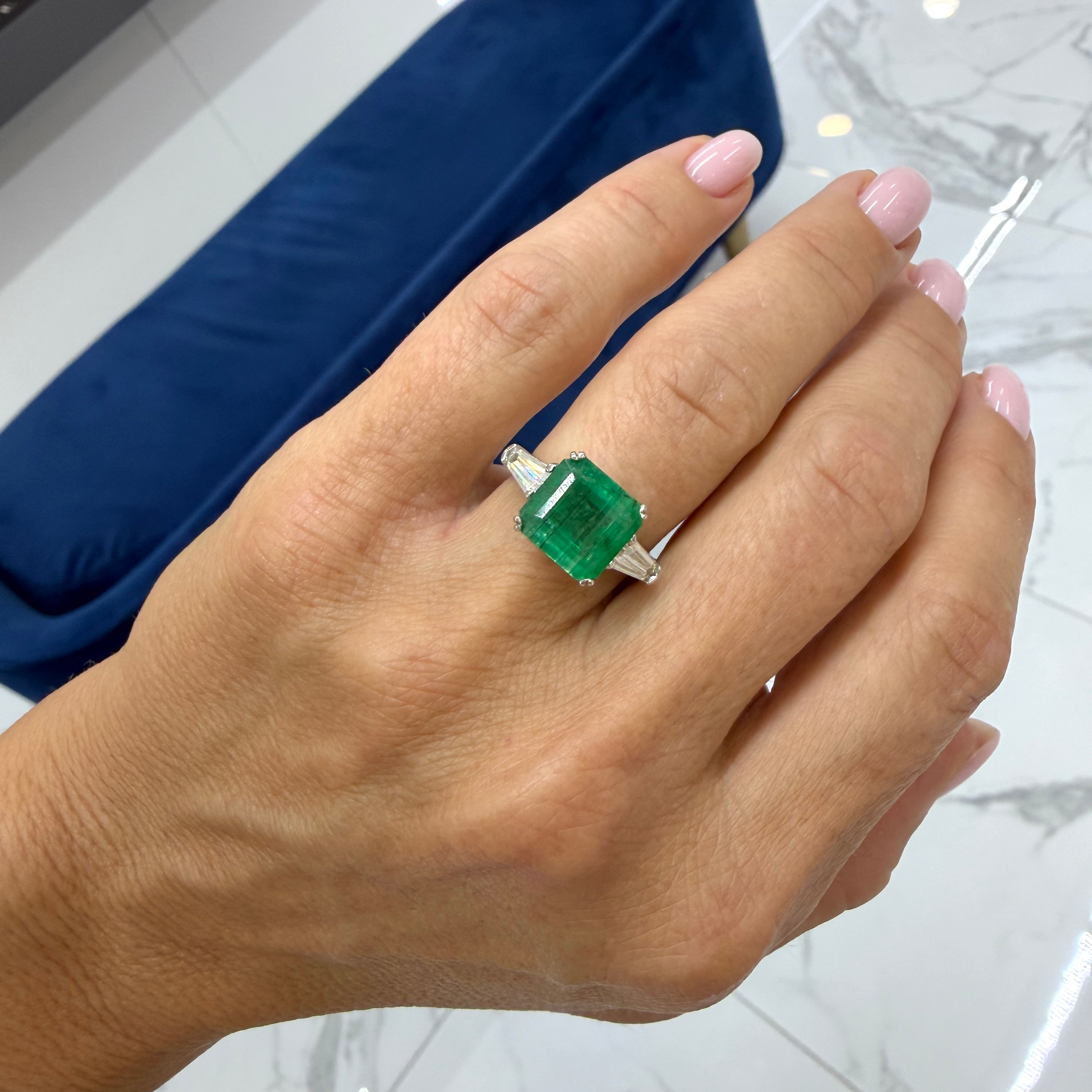 Vintage Platinum 4.35ctw Gia Green Emerald Diamond Three Stone Cocktail Ring