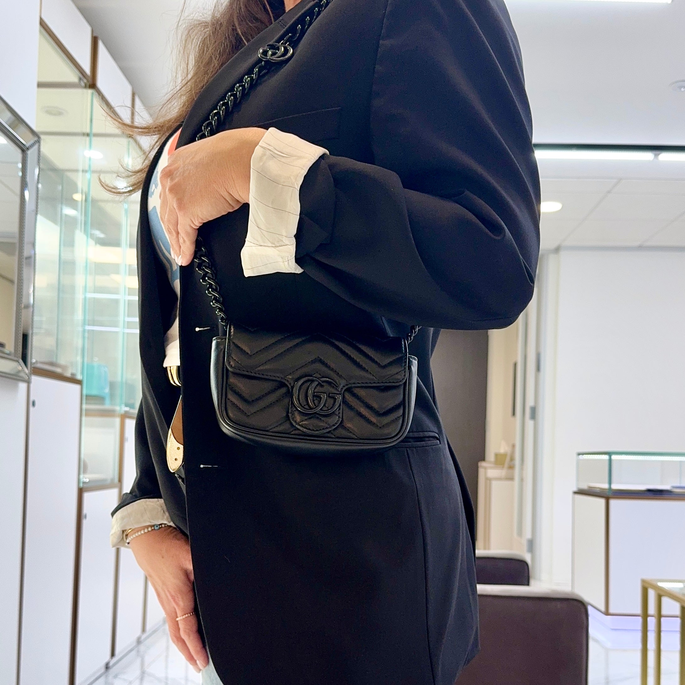 Gucci ブラック　ハンドバッグ Gucci GG Black Calfskin Matelasse Monochrome Marmont Chain Belt Bag