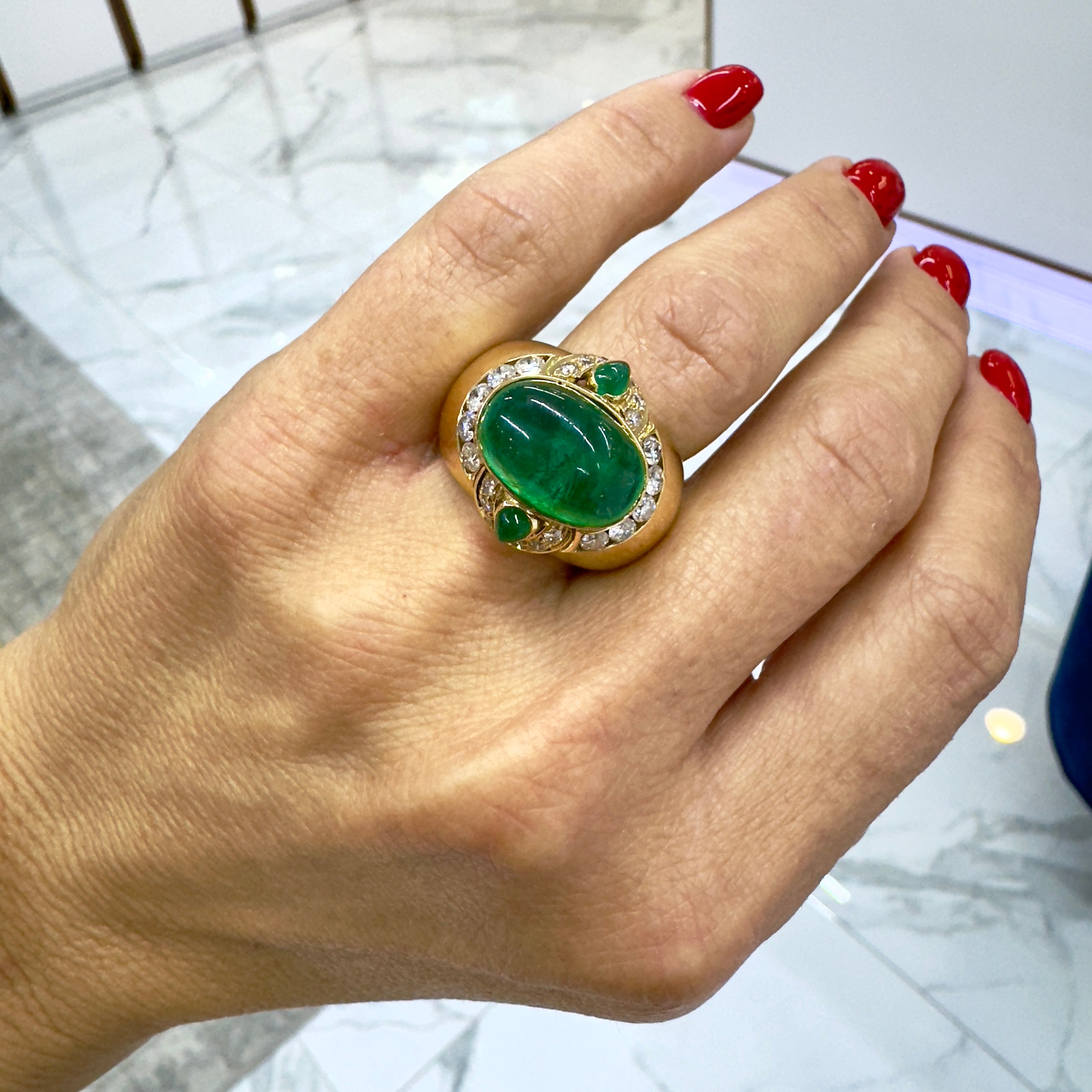 Vintage 18K Gold 5.83ct Sugarloaf Cabochon Green Emerald Diamond Cocktail Ring