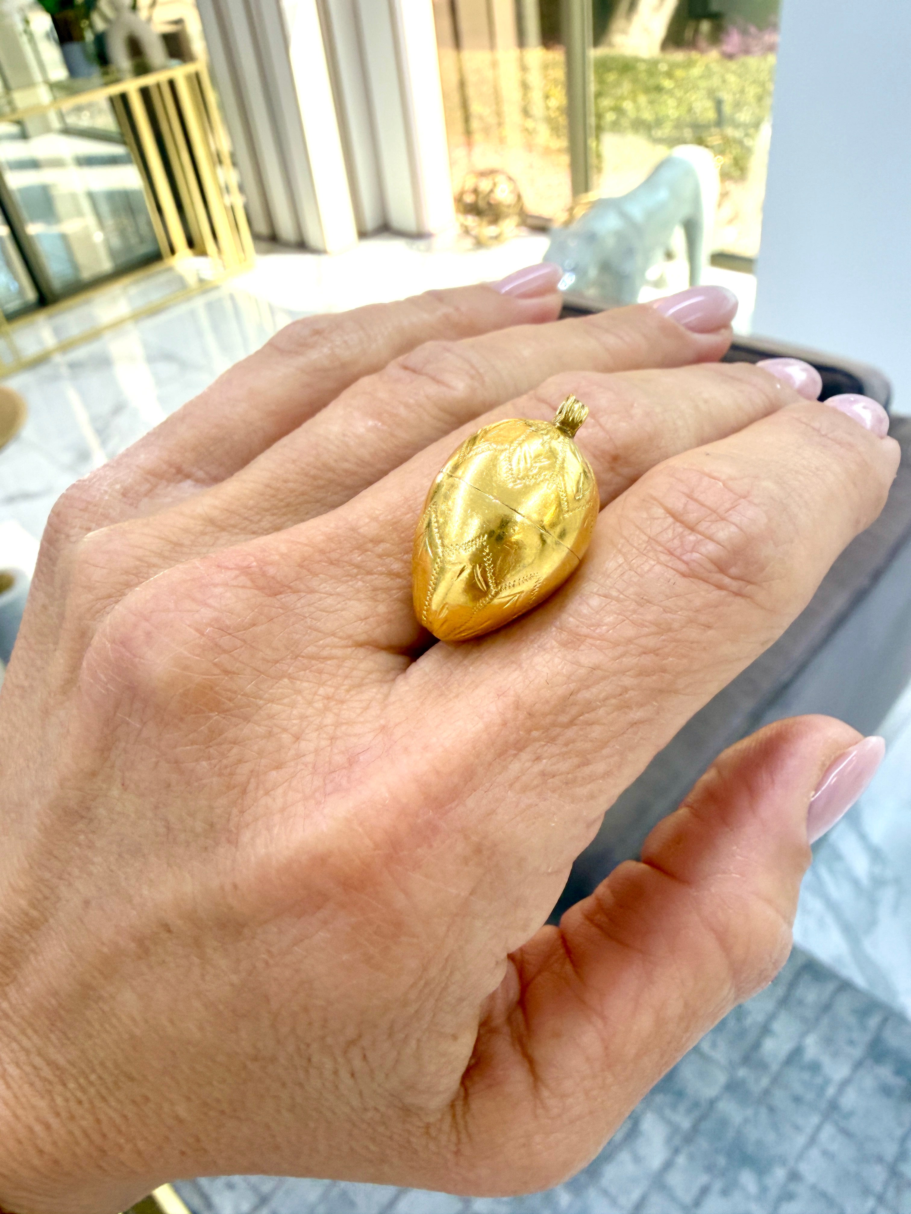 Vintage 18K Yellow Gold Engraved Egg Form Screw-Top Locket Charm Pendant