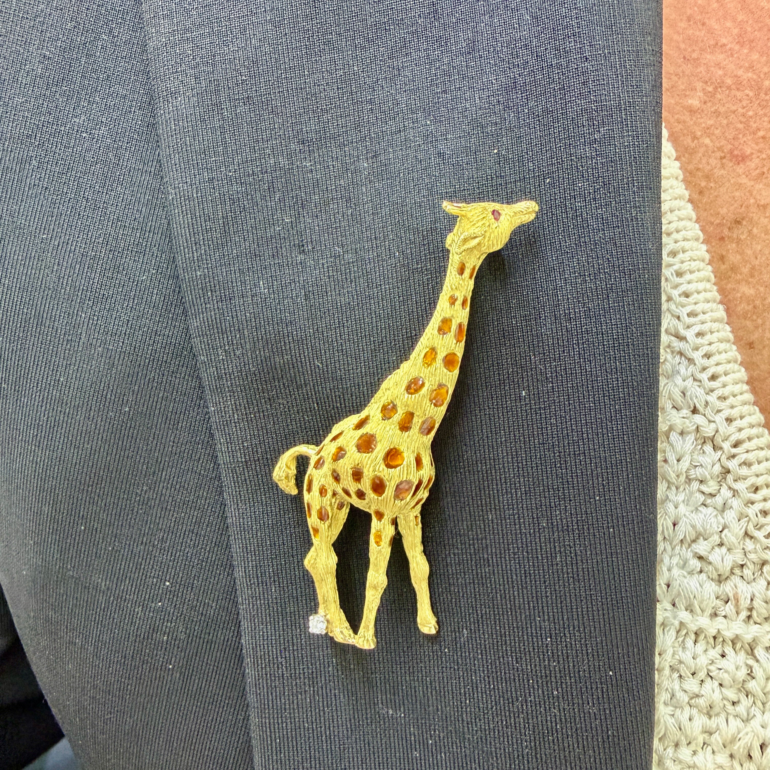 Vintage 18K Yellow Gold Brown Enamel Ruby Eyes Diamond Leg Giraffe PIN Brooch