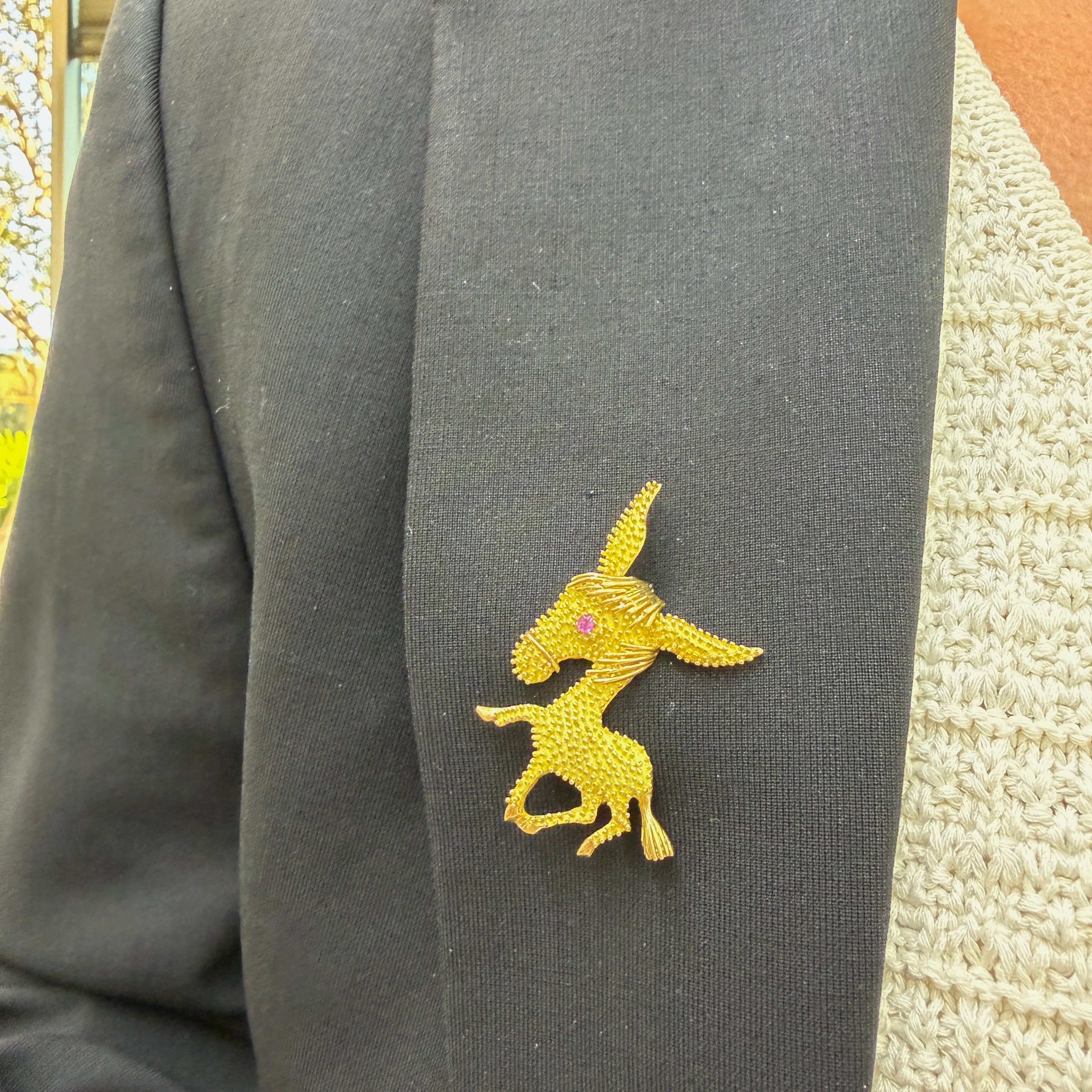 Vintage 18K Yellow Gold Pink Sapphire Dual Textured Donkey PIN Brooch