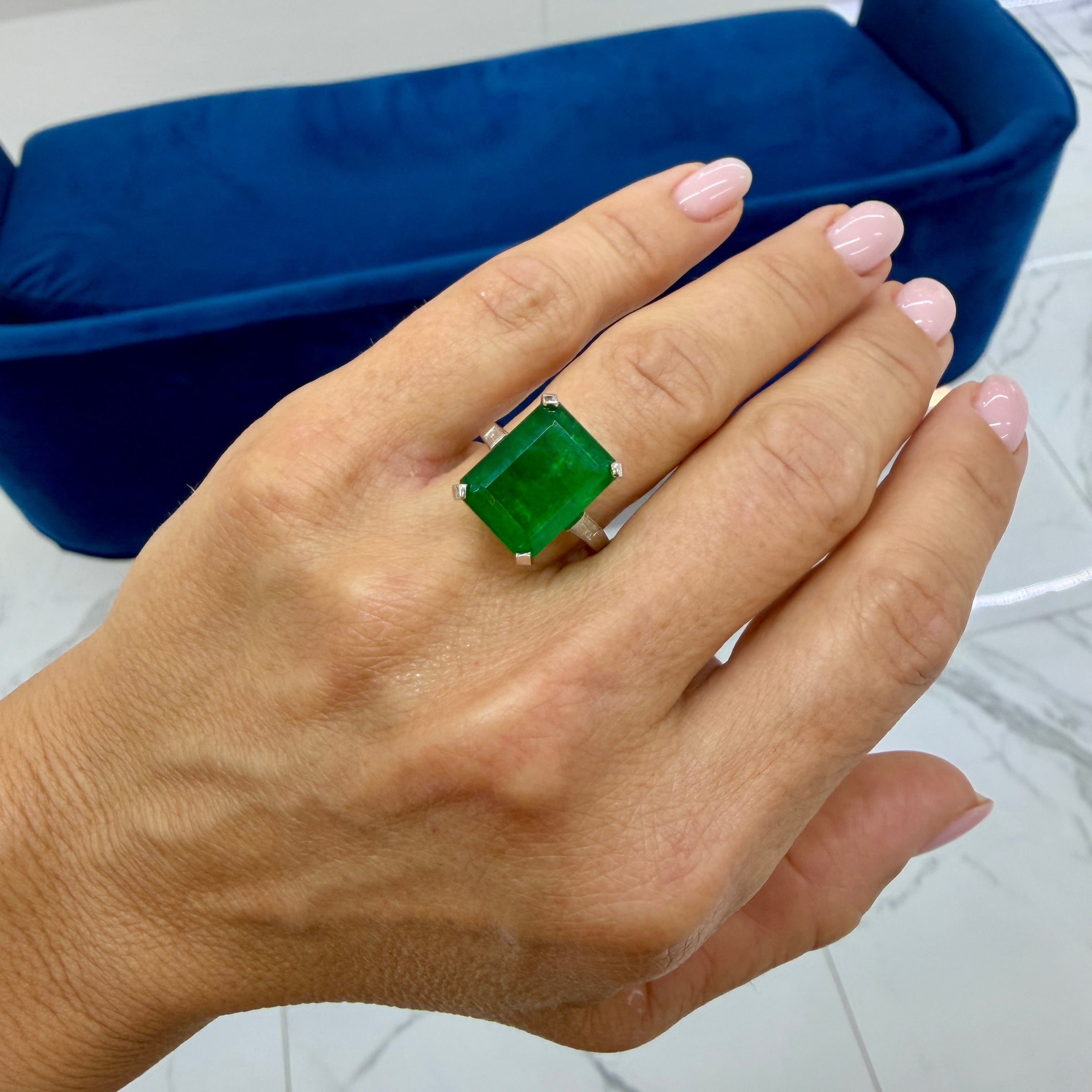 Vintage Platinum 9.77ctw Gia Green Emerald Diamond Three Stone Cocktail Ring